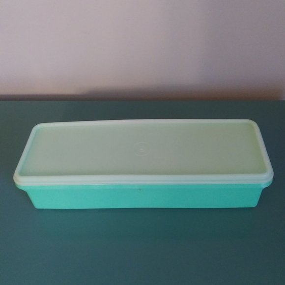 Tupperware Set of Two Containers Celery Crisper & Bread Keeper - Picture 3 of 10